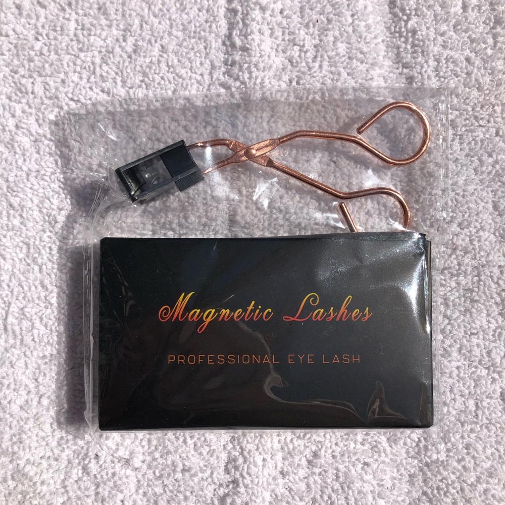 Magnetic eyelashes with applier